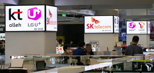 서울 용산의 한 휴대폰 매장 모습.   박동욱기자 fufus@